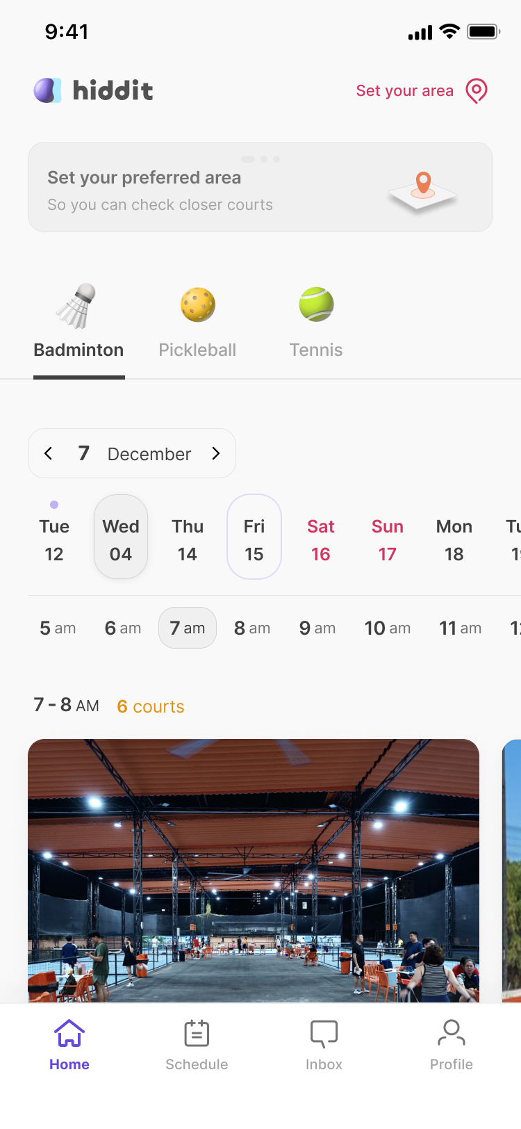 Hiddit player app home screen: sport tabs, a date strip, hour chips with 7 am selected, and the header '7 - 8 AM · 6 courts' above a venue card.